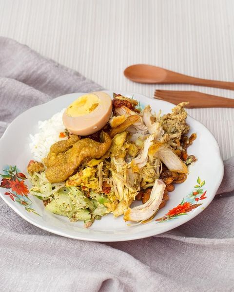 Wisata Kuliner Bali dengan menu Nasi campur ayam di kawasan Sanur